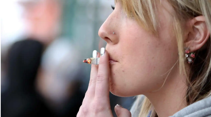 بريطانيا تسن قانونًا يمنع فئات عمرية من التدخين مدى الحياة  