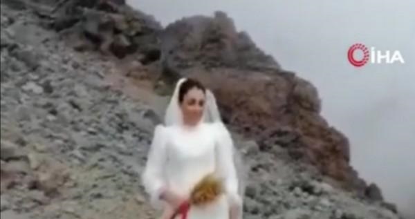 بالفيديو  ..  ثلاثينية ترتدي فستان زفاف وتعلن زواجها من "جبل" ..  وتكشف السبب!!