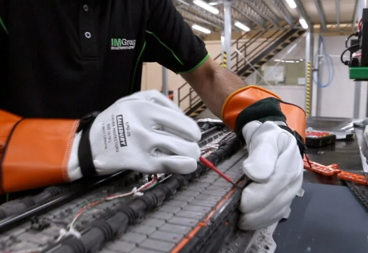 العمر الفعلي لبطارية السيارة الهجينة: ضمان 10 سنوات