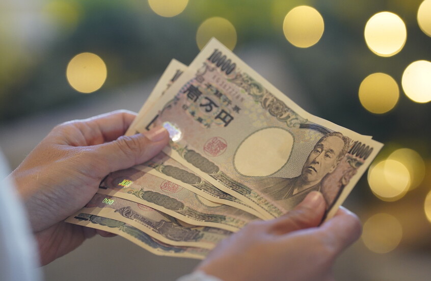 الين الياباني يهبط لأدنى مستوى في 18 شهرا