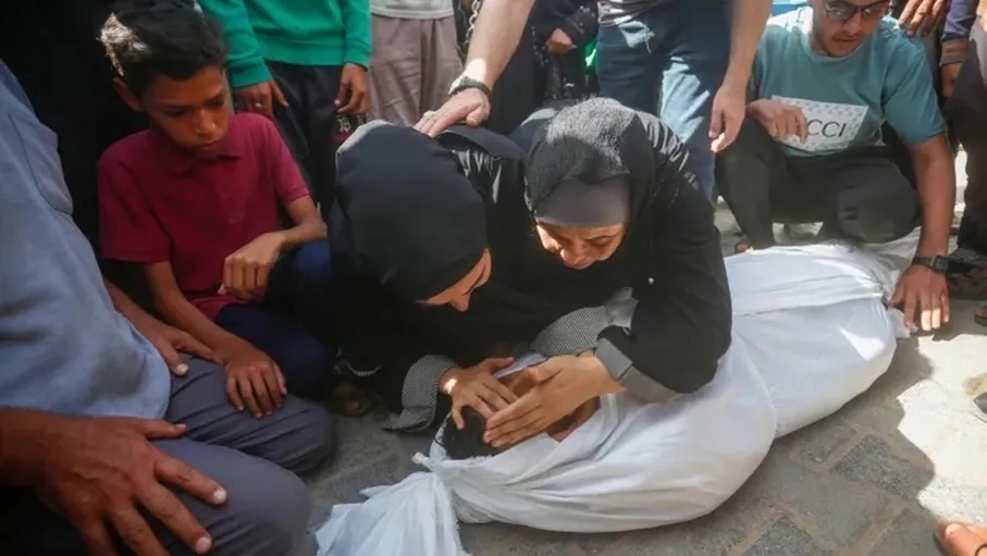 26 شهيدا بغزة منذ فجر اليوم