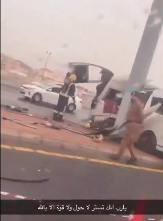 شاهد بالفيديو  ..  حافلة طالبات في السعودية تتعرض لحادث مروع 