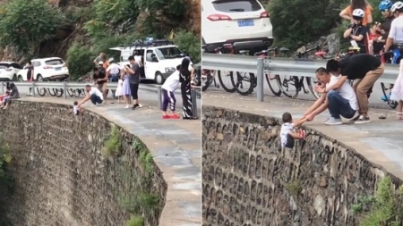 أب يغامر بحياة طفله لالتقاط صورة