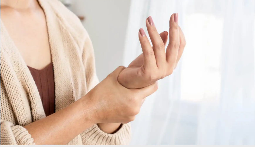 تيبّس اليدين صباحاً ..  أسباب صحية لا ينبغي تجاهلها