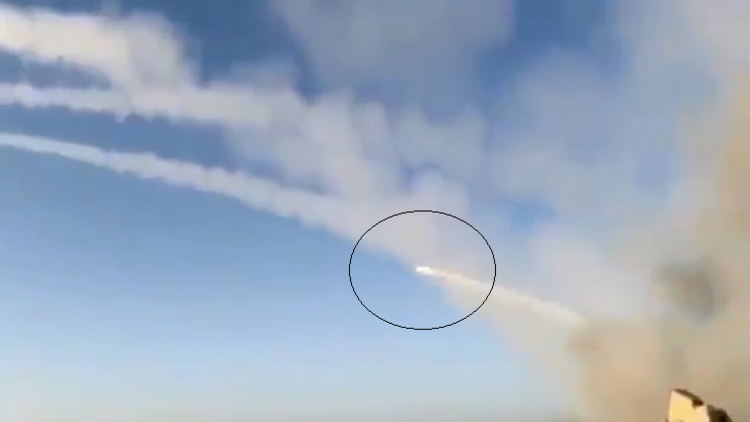 بالفيديو ..  لحظة اعتراض وتدمير صاروخ باليستي حوثي فوق مدينة الرياض