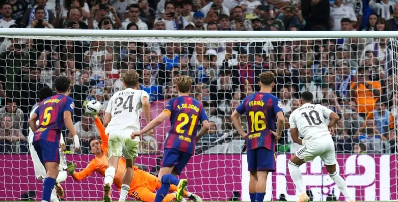 وفاة مشجع لريال مدريد في الملعب بعد إضاعة مبابي ركلة جزاء أمام برشلونة