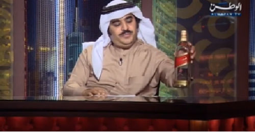 بالفيديو ..  محامي كويتي يضع زجاجة خمر على الطاولة أثناء تقديم برنامج