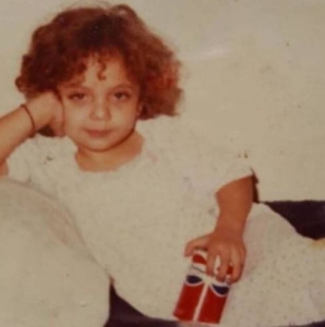 "صورة"  ..  خمنوا هذه الطفلة المشاكسة أي نجمة أصبحت؟