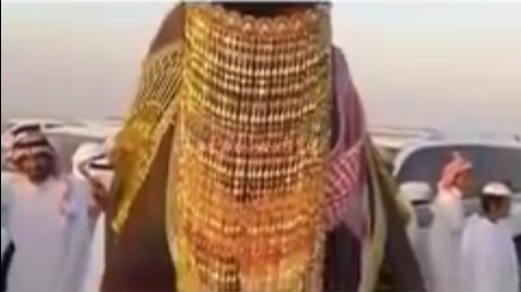بالفيديو  ..  في مشهد يدل على الرفاهية المفرطة والبذخ  ..  سعودي يزين ناقته بسلاسل من ذهب