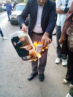 حرق صور اردوغان في اعتصام امام السفارة التركية بعمان 