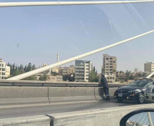 الأمن يُثني شاب عشريني عن الانتحار من أعلى جسر عبدون ..  صورة