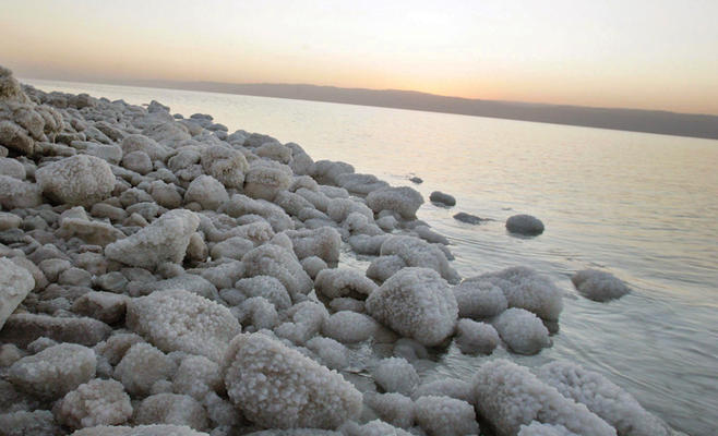 انخفاض منسوب البحر الميت وأهمية الإسراع بـ"ناقل البحرين"