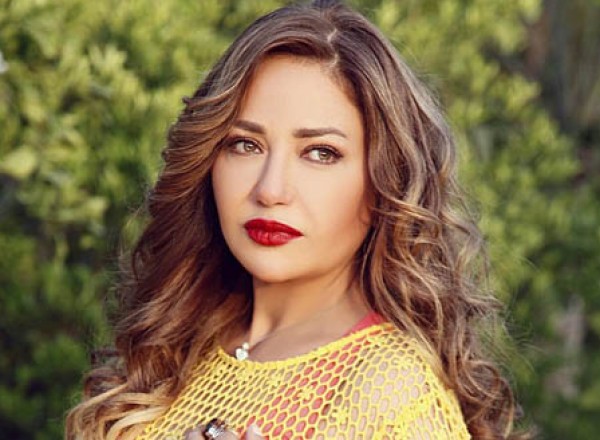 الصحافة الإسرائيلية تستغل قبلة ليلى علوي للسفير الإسرائيلي!   