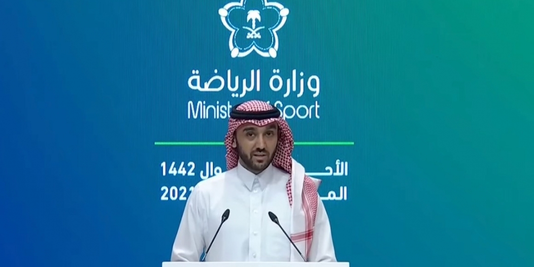 وزير الرياضة السعودي يعلن تطوير 9 أندية لاستضافة المباريات