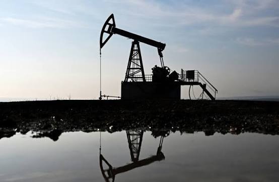 النفط تحت ضغط آمال التهدئة ..  والخام الأميركي يخسر 8% في أسبوع