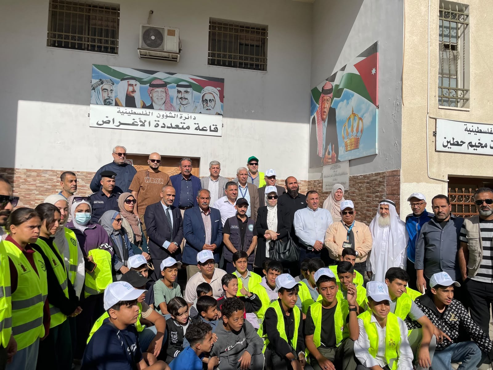  150 متطوعا ينظفون مخيم حطين ويجمعون 350 كيس نفايات ضمن حملة "كون عونا ..  فالمخيم يستحق" 