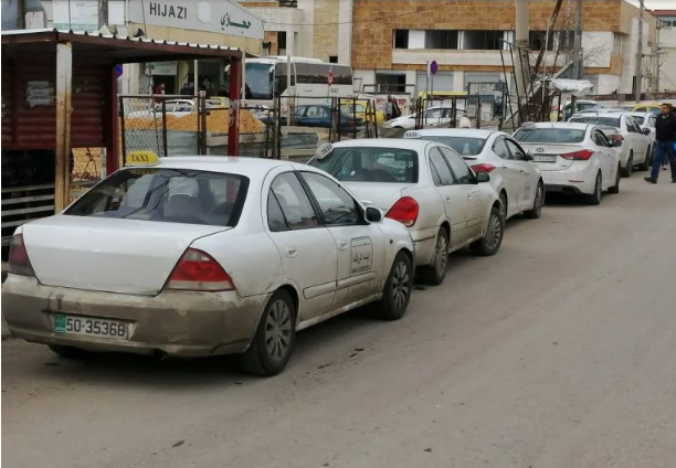 بالصور  .. سائقو حافلات وسرافیس "إربد الزرقاء"یضربون عن العمل  .. "تفاصيل"