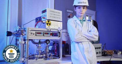 طفل أميركي يبني مفاعلاً نووياً في المنزل ويدخل موسوعة «غينيس»
