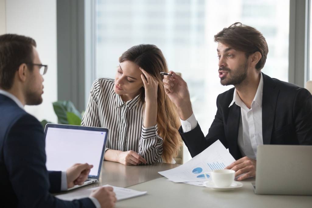 كيف انسى زميلي في العمل بعد ان خطبت غيره