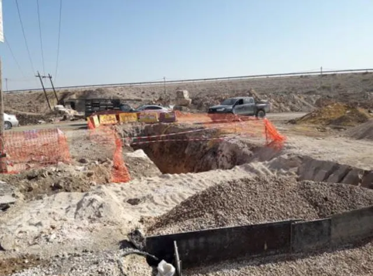 مشروع جر مياه وادي العرب يخلف حفرا  ..  والشوارع بلا صيانة منذ أشهر
