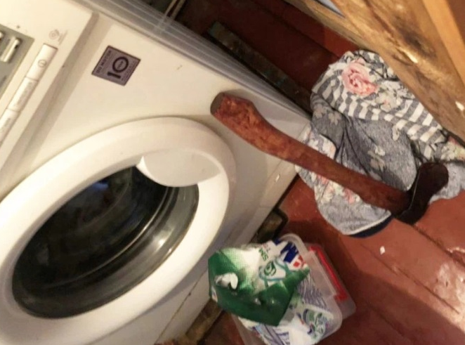 بالصور  .. روسيا : مراهق يقتل أسرته بساطور في ظروف غامضة