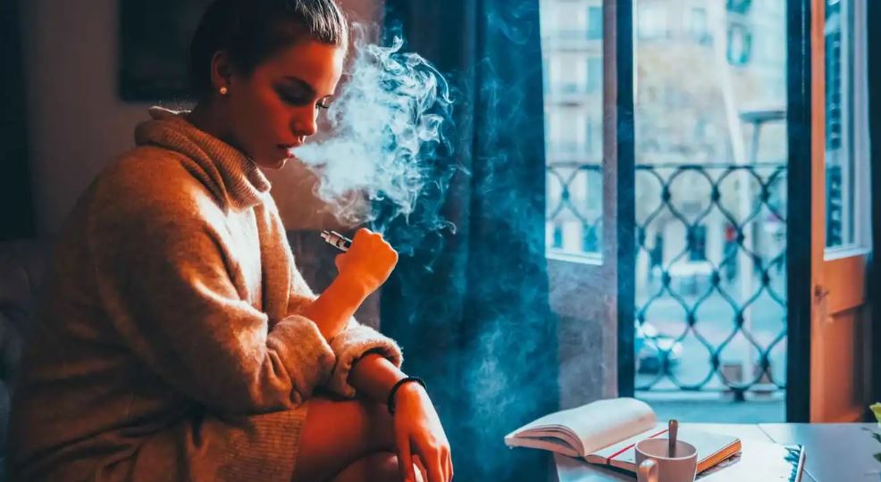طبيبة تحذر: هذه العادات قد "تسرق" سنوات من حياتك  