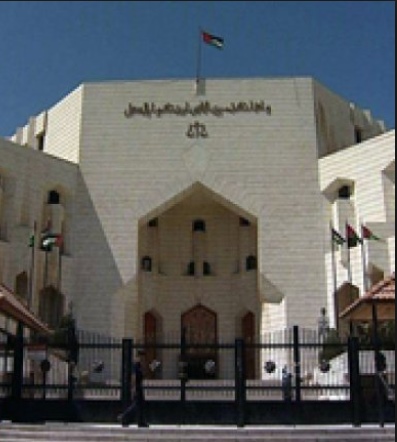 احالة 5 اشخاص بينهم حدثان للقضاء اثر اعتدائهم على معلمين داخل احدى مدارس البلقاء