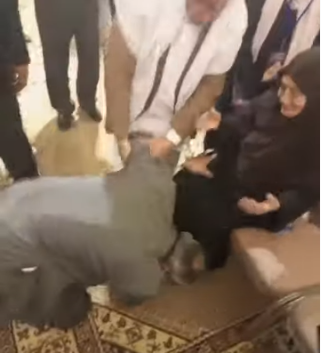 أول فيديو لنقيب المحامين الجديد أبو عبود وهو يقبل قدمي والدته 