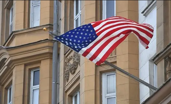 السفارة الأميركية تصدر إنذارًا أمنيًا حثت فيه رعاياها مغادرة روسيا فورا
