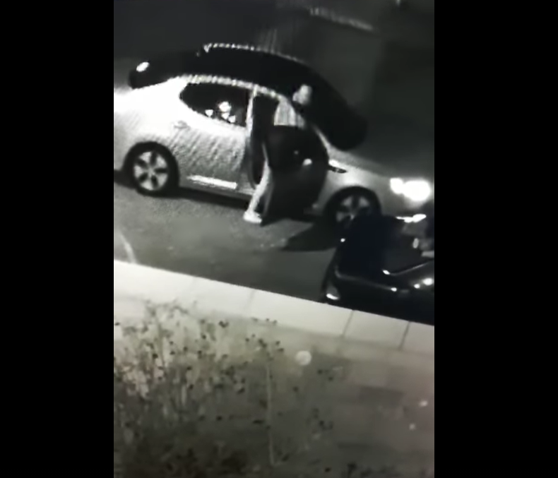 بالفيديو ..  كاميرات المراقبة توثق لحظة قيام شخص بسرقة "بنزين" من مركبات أخرى في اربد