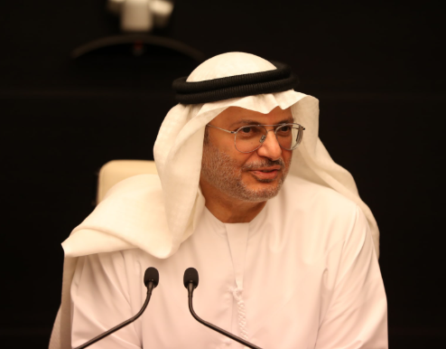 "خطوة شجاعة" ..  أنور قرقاش يعلق على لقاء وزير خارجية الإمارات مع نتنياهو