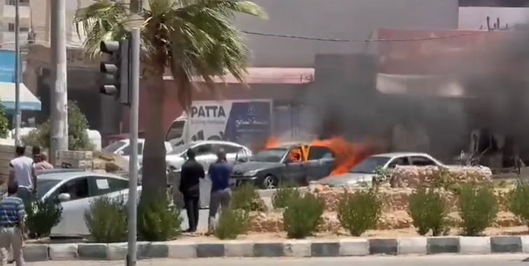 احتراق مركبة عند مثلث الثنية في محافظة الكرك ..  فيديو  
