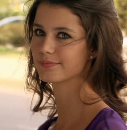 بالصور  .. متسول يهدد بحرق بيرين سات وحبيبها في السيارة 