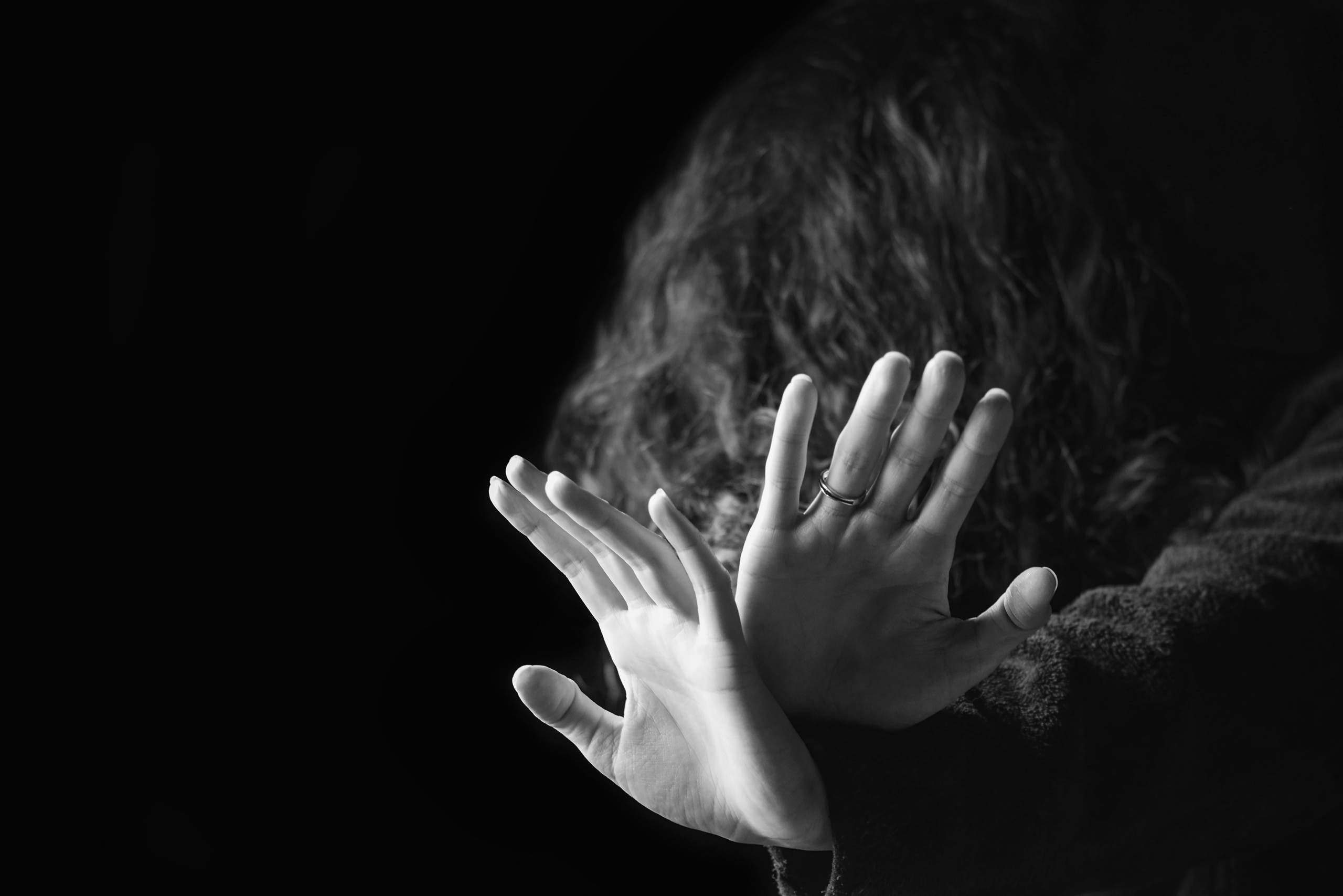 بالفيديو  ..  جريمة تهز مصر ..  اغتصاب جماعي لفتاة عن طريق التحايل