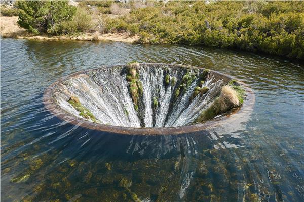 «كوفاو دوس كونشوس» ..  البحيرة الغامضة ذات الحفرة في البرتغال