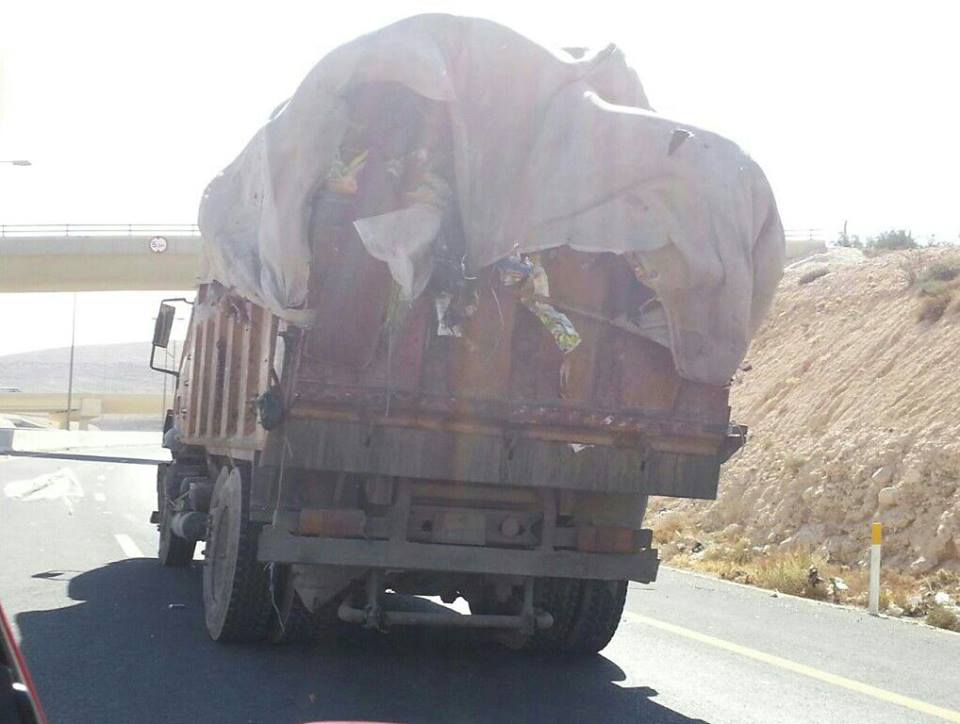 الرصيفة : تناثر للنفايات من قلاب تابع لبلدية الرصيفة " صورة "
