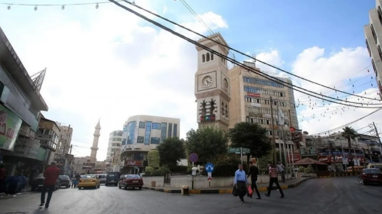 إزالة بسطات تعيق حركة المرور والمركبات في إربد