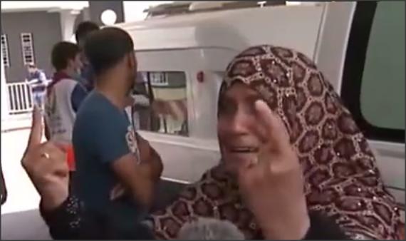بالفيديو .. امرأة تتوسل العالم بأن يحن على أهل فلسطين 