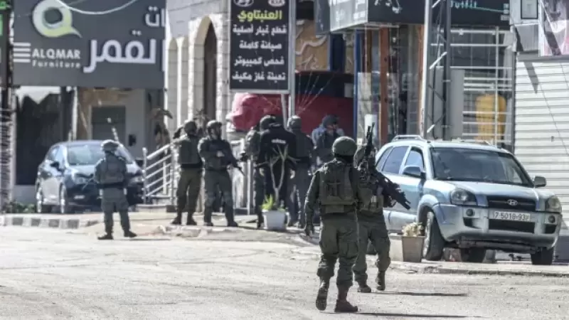 الاحتلال يعتقل أسيرا محررا بعد محاصرة منزله في بيت أمر شمال الخليل