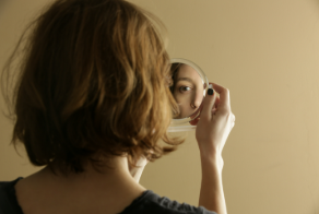 عندما أرى فتيات جميلات أنظر إلى نفسي وأحزن!