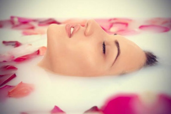 لزيت الورد فوائد صحية  ..  فهل تعرفيها؟