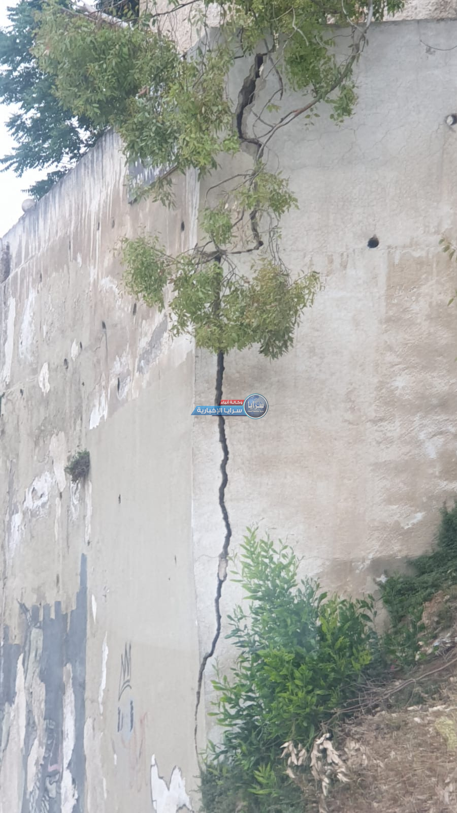 جدار آيل للسقوط يهدد المركبات والمشاة بالقرب من جبل الويبدة 