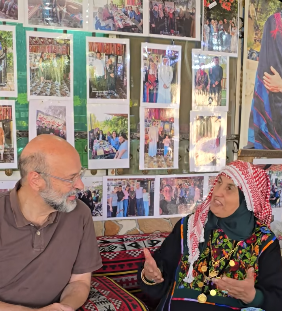 بالفيديو ..  رئيس الوزراء الأسبق عمر الرزاز في زيارة إلى محافظة البلقاء