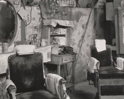  بالصور  ..  تاريخ مهنة "الحلاقة" وأشهر ممارسيها