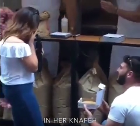 بالفيديو  ..  شاب يطلب يد فتاة في مطعم لبيع "الكنافة" في استراليا 