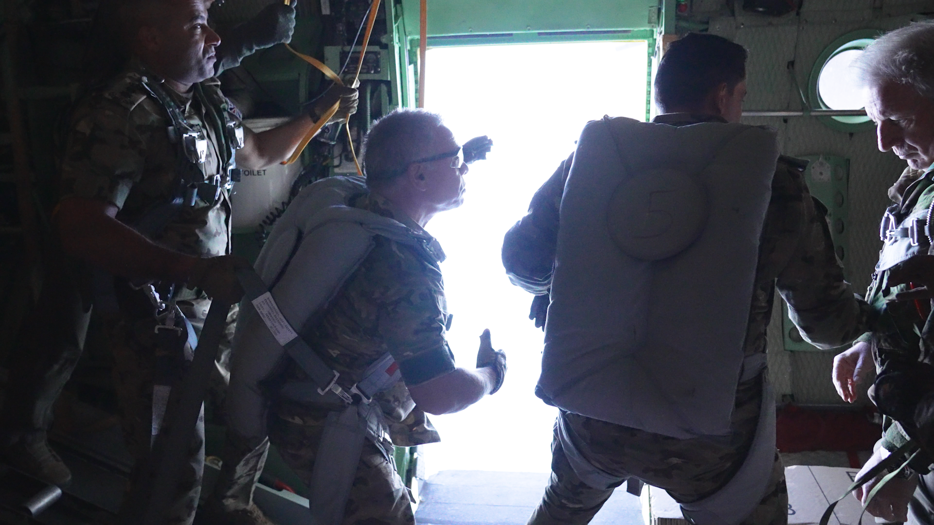 الملك يشارك في عمليات الإنزال الجوي للمساعدات لأهل غزة - صور 