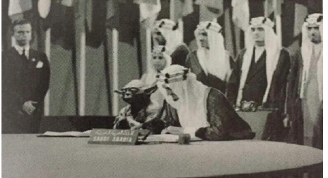 كائن غريب بجوار الملك فيصل يضع "التعليم السعودية" في مأزق .. صور 