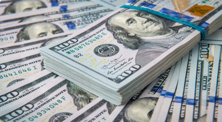 الدولار يتجه نحو خسائر أسبوعية قبيل المحادثات الأميركية الإيرانية