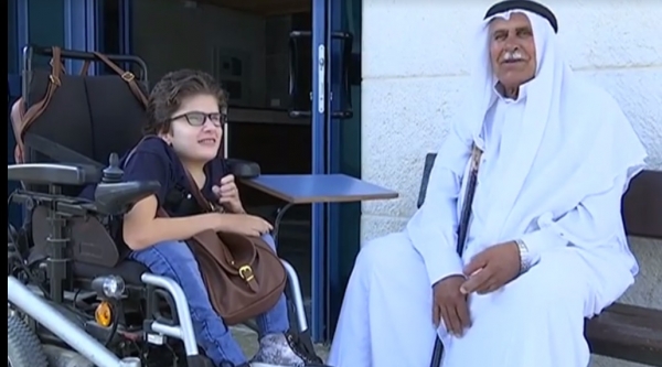 الملك يهدي فلسطينية تحدت الإعاقة مركبة "صورة"
