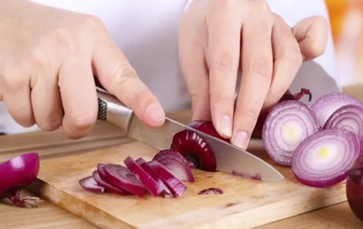  وداعاً لرائحة البصل ..  حيل منزلية بسيطة لإزالة الرائحة من اليدين بسرعة